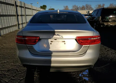 2018 Jaguar Xe Premium z USA, uszkodzony, nr VIN SAJAD4FN3JCP25046
